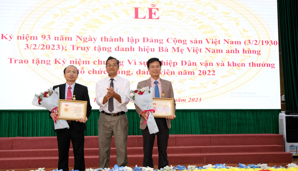 Đồng chí Đinh Văn Tuấn – Bí thư Huyện ủy và đồng chí Trần Đức Công - Chủ tịch UBND huyện Di Linh nhận kỷ niệm chương Vì sự nghiệp Dân vận