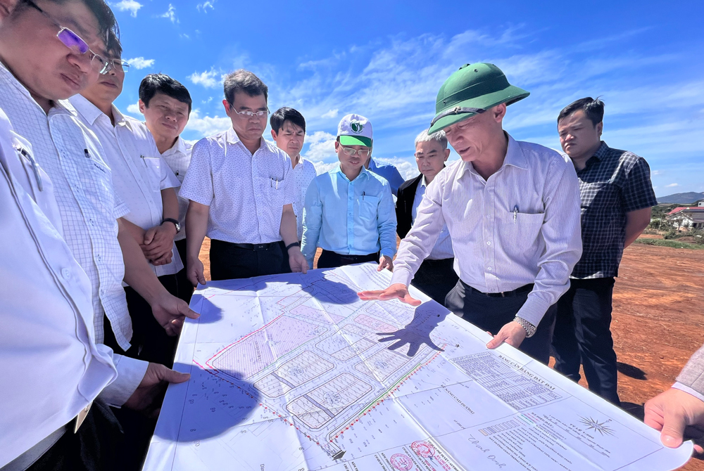 Đồng chí Trần Văn Hiệp – Chủ tịch UBND tỉnh và đoàn công tác cũng đã kiểm tra điều chỉnh quy hoạch chi tiết khu dân cư đồi Thanh Danh (thị trấn Di Linh)