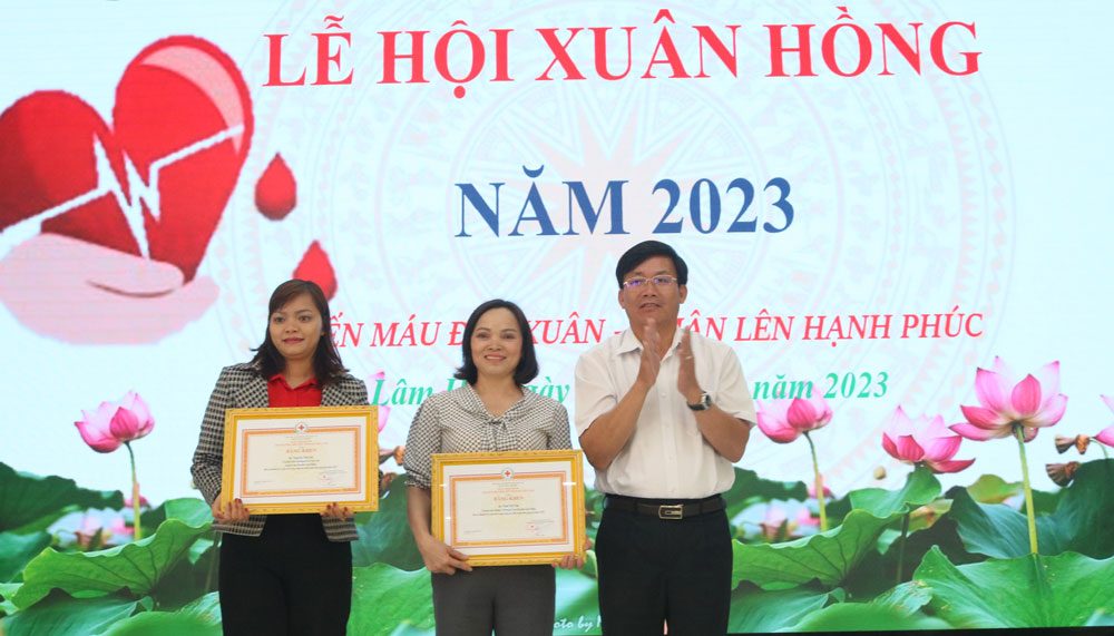 Bí thư Huyện ủy Lâm Hà Hoàng Thanh Hải trao bằng khen của Trung ương Hội cho các cá nhân