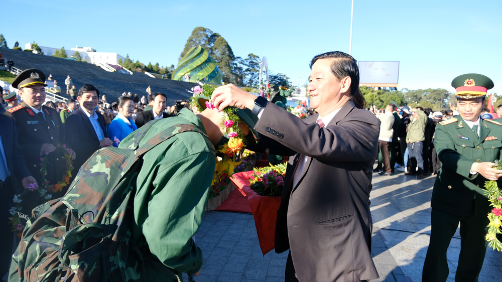 Đồng chí Trần Đức Quận - Ủy viên Ban Chấp hành Trung ương Đảng, Bí thư Tỉnh ủy, Chủ tịch HĐND tỉnh tặng hoa chúc mừng các tân binh lên đường