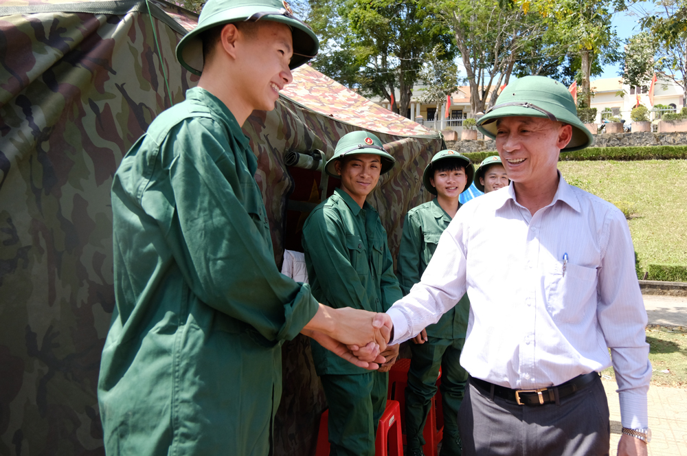 Đồng chí Trần Văn Hiệp – Chủ tịch UBND tỉnh thăm và động viên các thanh niên ưu tú của huyện Di Linh chuẩn bị lên đường nhập ngũ

