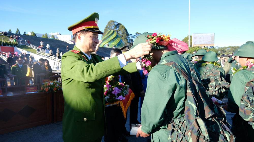 Trung tướng Trần Duy Ngọc - Ủy viên Trung ương Đảng, Thứ trưởng Bộ Công an tặng hoa chúc mừng các tân binh