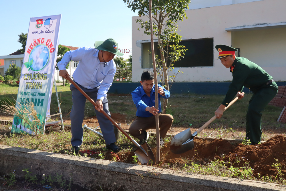 Các đại biểu trồng cây xanh trong khuôn viên Trung tâm Văn hóa Thể dục Thể thao huyện Bảo Lâm