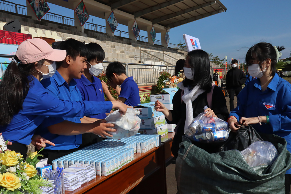 Đoàn viên, thanh niên tham gia đổi rác thải nhựa lấy sữa