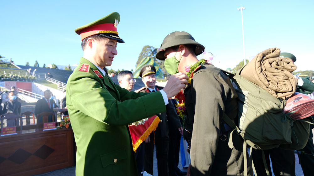 Trung tướng Trần Duy Ngọc - Ủy viên Trung ương Đảng, Thứ trưởng Bộ Công an tặng hoa chúc mừng các tân binh thực hiện nghĩa vụ Công an