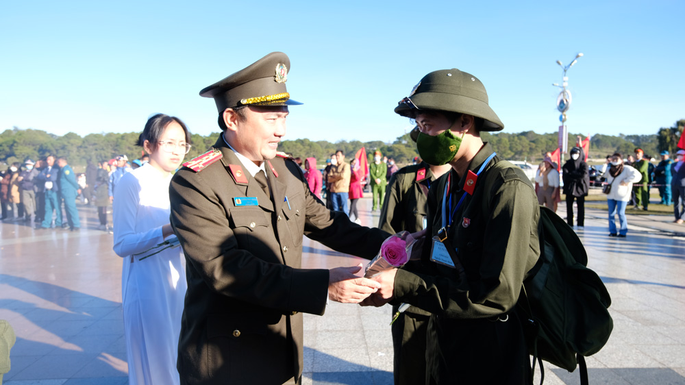 Đại tá Trương Minh Đương - Giám đốc Công an tỉnh tặng hoa chúc mừng các tân binh