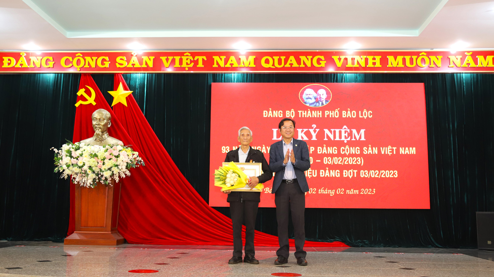 Bí thư Thành ủy Bảo Lộc Tôn Thiện Đồng trao Huy hiệu 65 năm tuổi Đảng cho đảng viên Nguyễn Văn Mại (92 tuổi, ngụ tại phường Lộc Sơn)