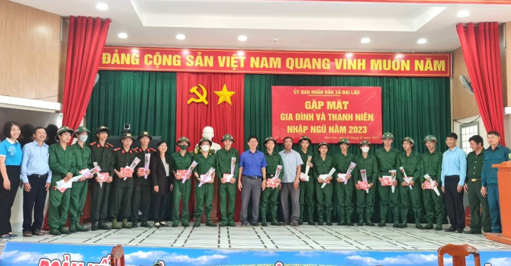 Bảo Lộc: Tặng quà động viên các tân binh trước lúc lên đường nhập ngũ