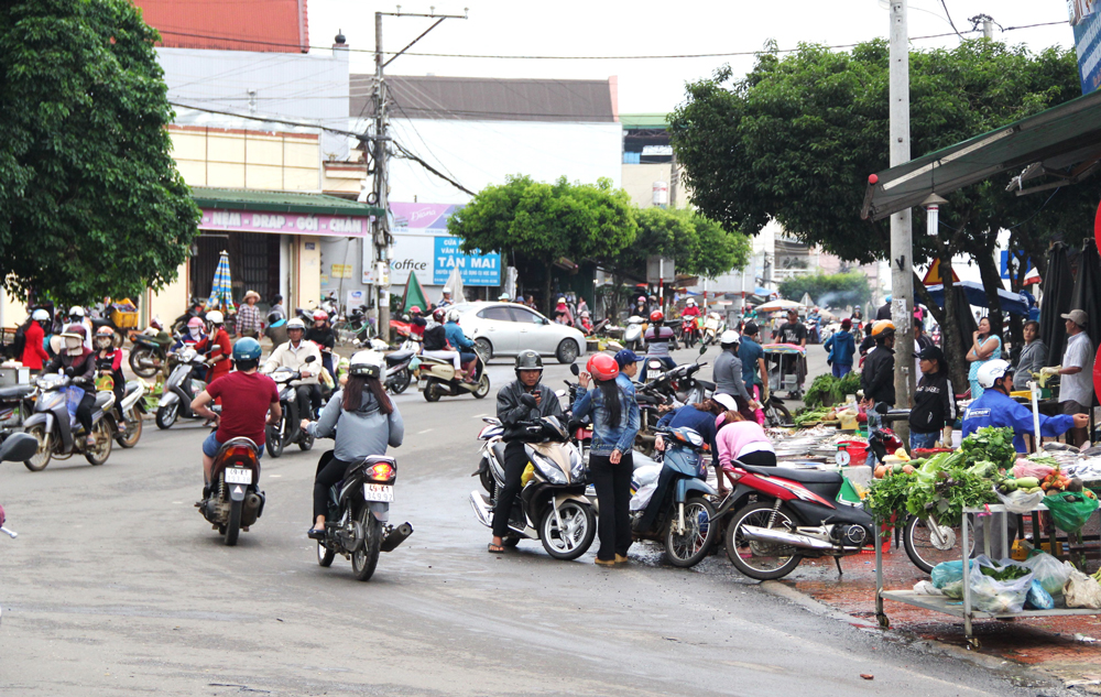 Chợ tự phát Hà Giang, một trong những điểm nóng lấn chiếm vỉa hè, lề đường làm nơi buôn bán, kinh doanh xử lý trước “mọc” lại sau