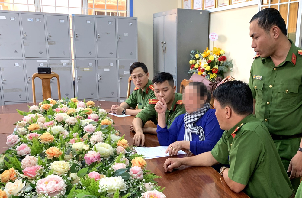 Cơ quan Cảnh sát điều tra Công an TP Bảo Lộc tống đạt các quyết định khởi tố vụ án và khởi tố bị can đối với bà Lê Thị Kim L