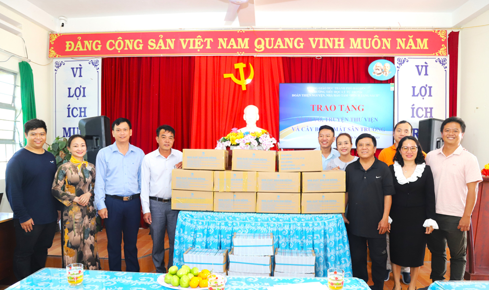 Bảo Lộc: Trao tặng 1.000 cuốn sách truyện cho trường vùng ven