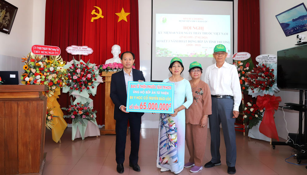 Bảo Lộc: Trao tặng 65 triệu đồng hỗ trợ Bếp ăn từ thiện Bệnh viện Y học cổ truyền