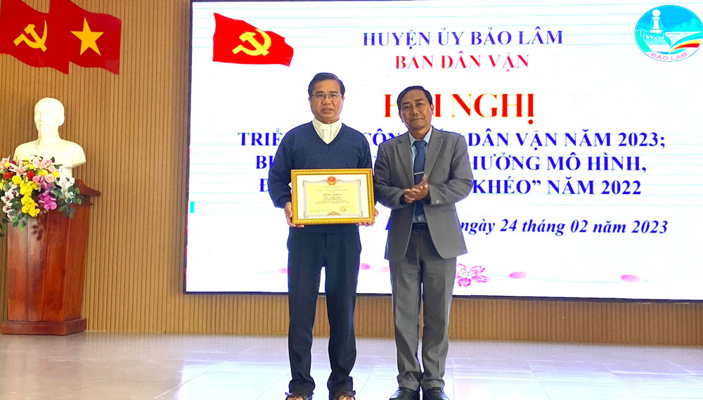 Đại diện Giáo xứ Lâm Phát nhận bằng khen của Chủ tịch UBND tỉnh Lâm Đồng
