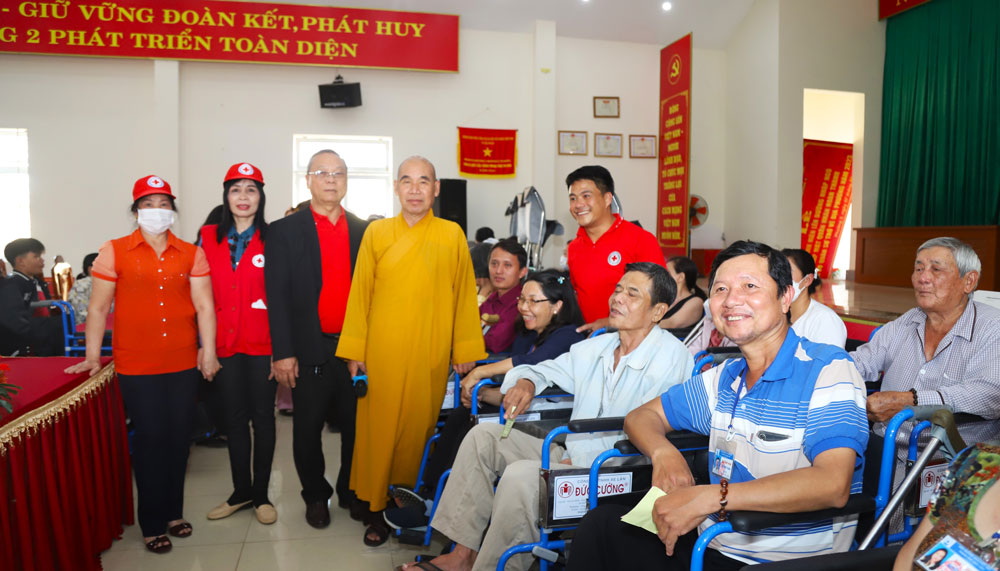 Mang niềm vui đến với người khuyết tật khó khăn Lâm Đồng