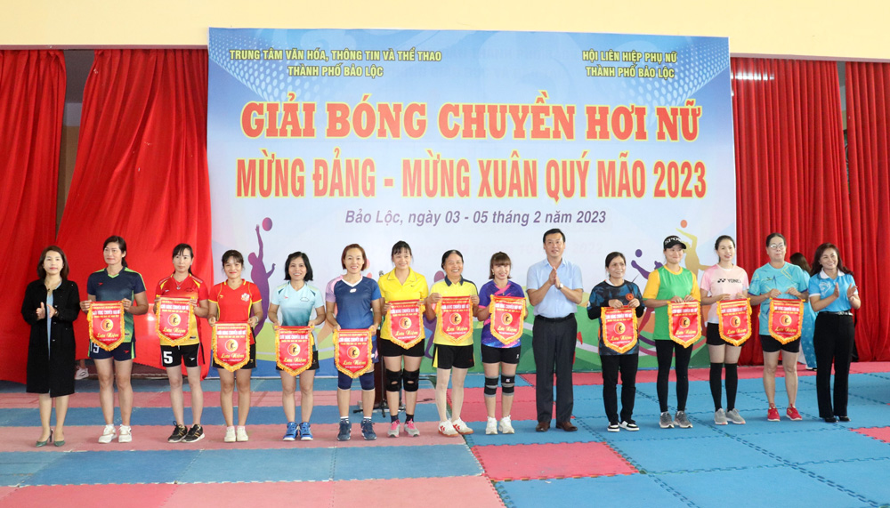 Ban tổ chức trao cờ lưu niệm cho các đội tham dự giải đấu