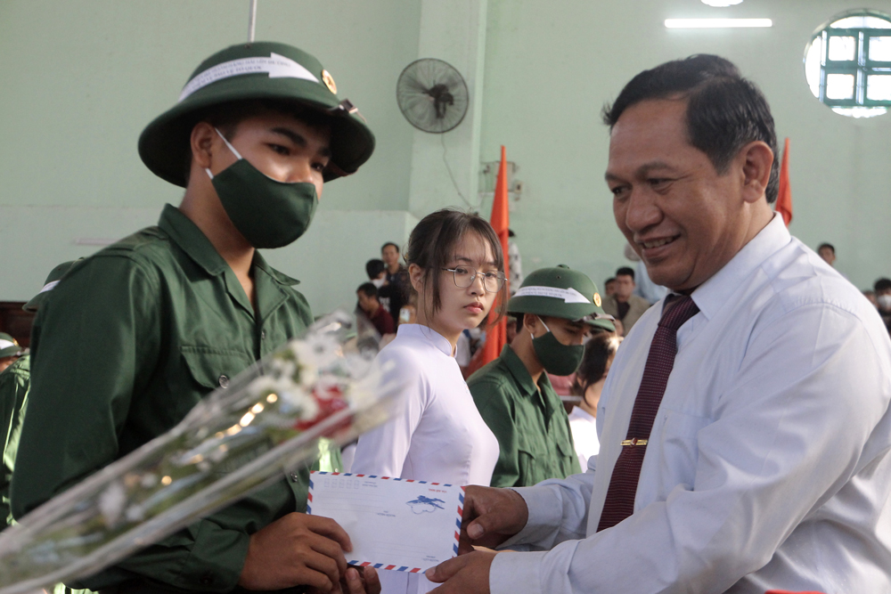 Đồng chí K’Mák – Phó Chủ tịch HĐND tỉnh tặng hoa, quà đến các tân binh
