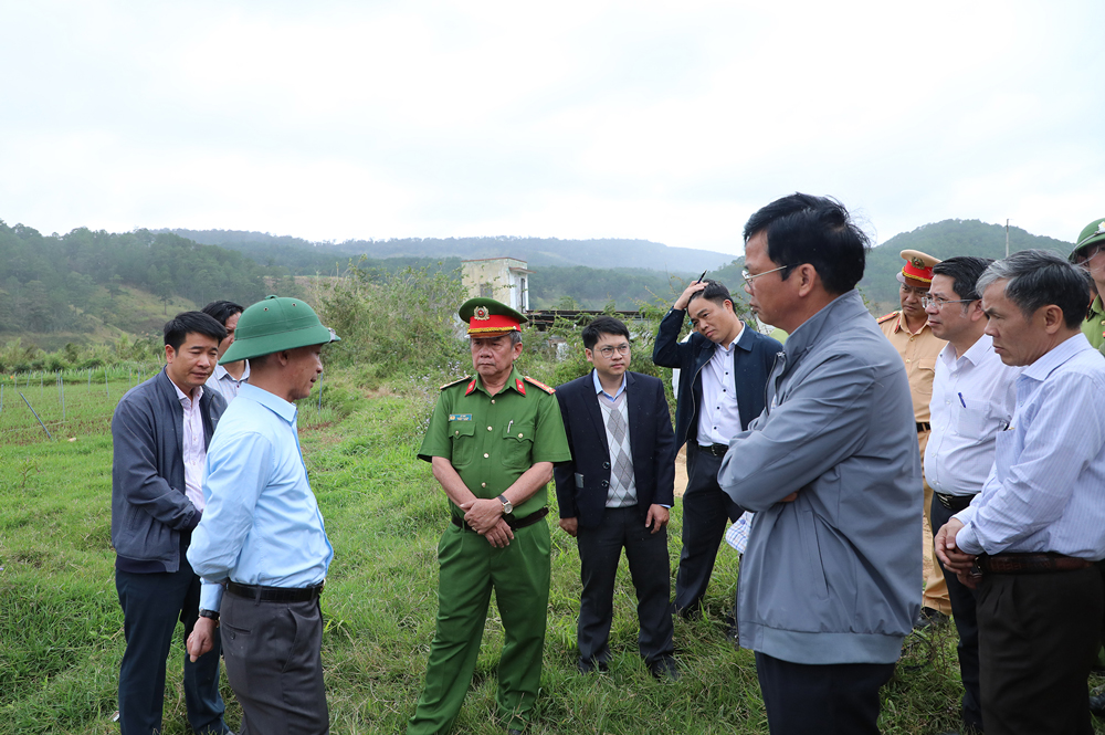 Chủ tịch UBND tỉnh trao đổi với lãnh đạo sở ngành, địa phương tại khu vực quy hoạch xây dựng dự án hồ chứa nước Ta Hoét