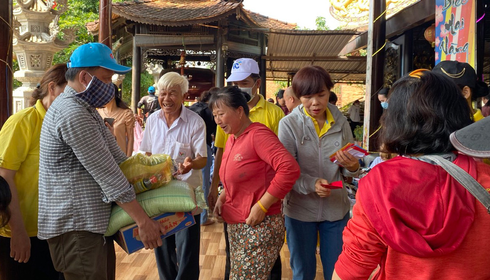 Hội Chữ thập đỏ huyện Cát Tiên cùng các mạnh thường quân trao quà cho các hộ gia đình có hoàn cảnh khó khăn