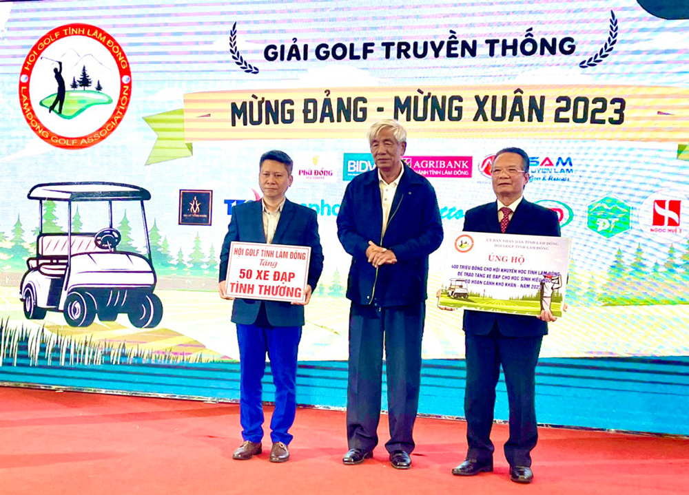 Hội Golf tỉnh Lâm Đồng trao tặng 400 triệu đồng cho Hội Khuyến học