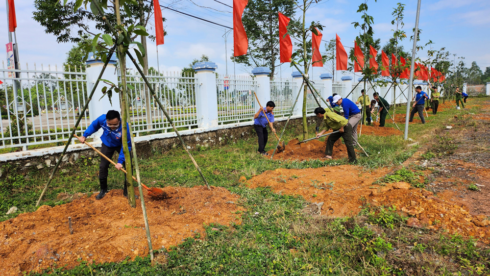 Đông đảo các ban, ngành, đoàn thể cùng đông đảo quần chúng Nhân dân trên địa bàn huyện Cát Tiên tham gia trồng cây xanh