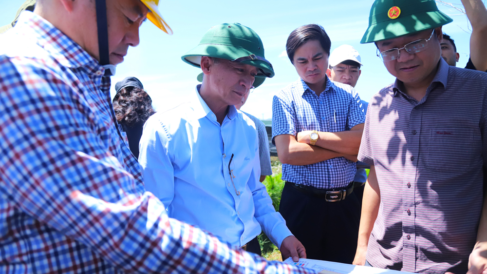 Đồng chí Trần Văn Hiệp – Chủ tịch UBND tỉnh khiểm tra thực tế tại khu đất 17 ha ở Phường 1 để triển khai dự án khu đô thị kiểu mẫu