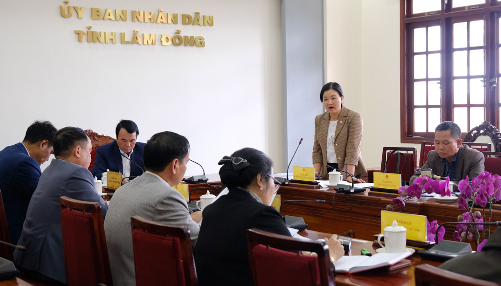 Bà Lê Thị Thêu - Giám đốc Sở Lao động - Thương binh và Xã hội báo cáo công tác giảm nghèo giai đoạn 2021 - 2025 và kế hoạch năm 2023