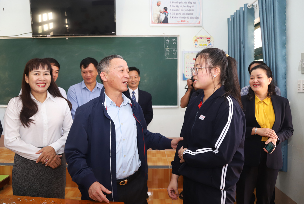 Đồng chí Trần Văn Hiệp trao đổi với các em học sinh