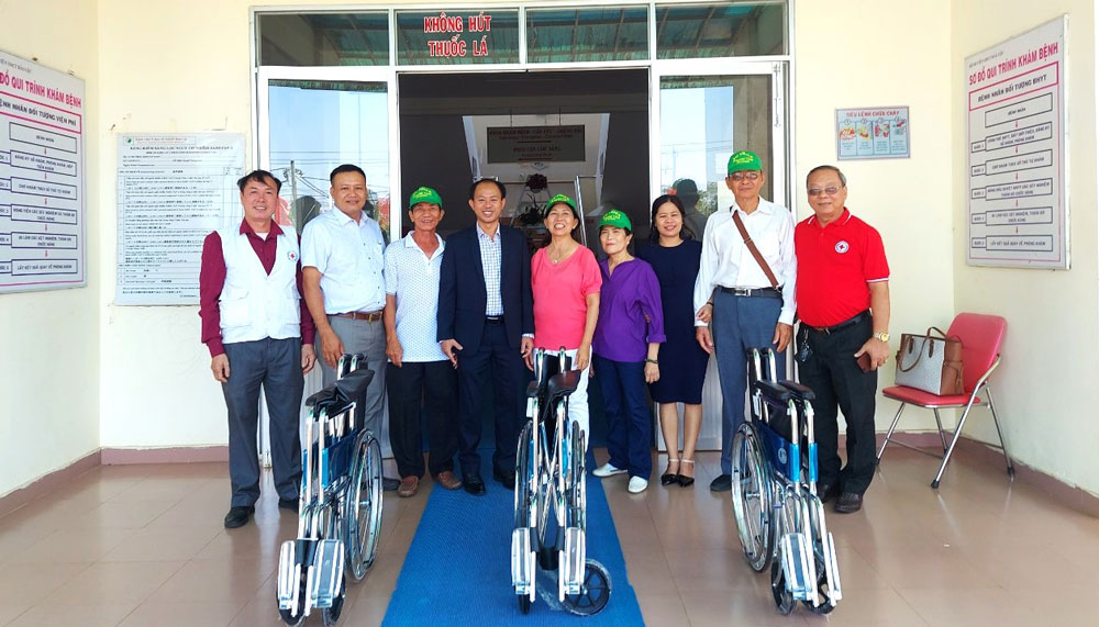 Ban Từ thiện Phước Tâm trao tặng xe lăn cho Bệnh viện Y học Cổ truyền Bảo Lộc