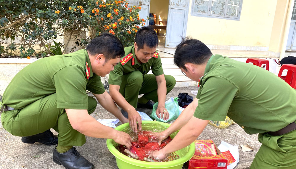 Ngâm nước tiêu hủy pháo hoa nổ