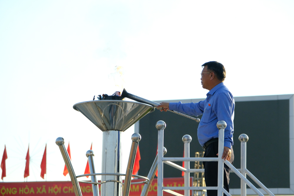 Đồng chí Nguyễn Tạo - Phó Trưởng đoàn chuyên trách Đoàn Đại biểu Quốc hội tỉnh Lâm Đồng thắp lửa truyền thống