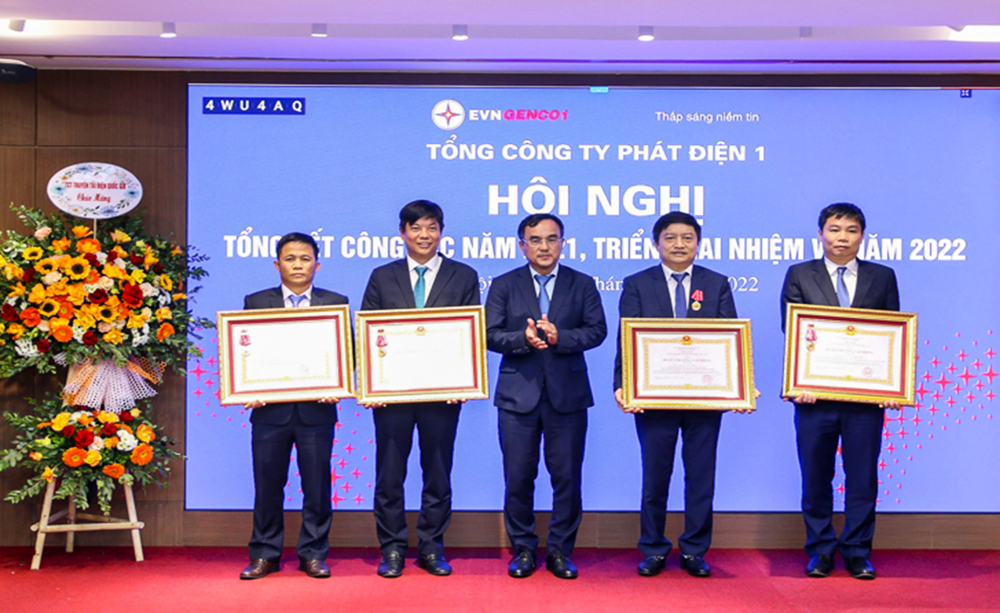 Ông Ngô Văn Sỹ - Giám đốc Công ty Thủy điện Đồng Nai (bìa trái) đón nhận Huân chương Lao động hạng Ba do Chủ tịch nước trao tặng