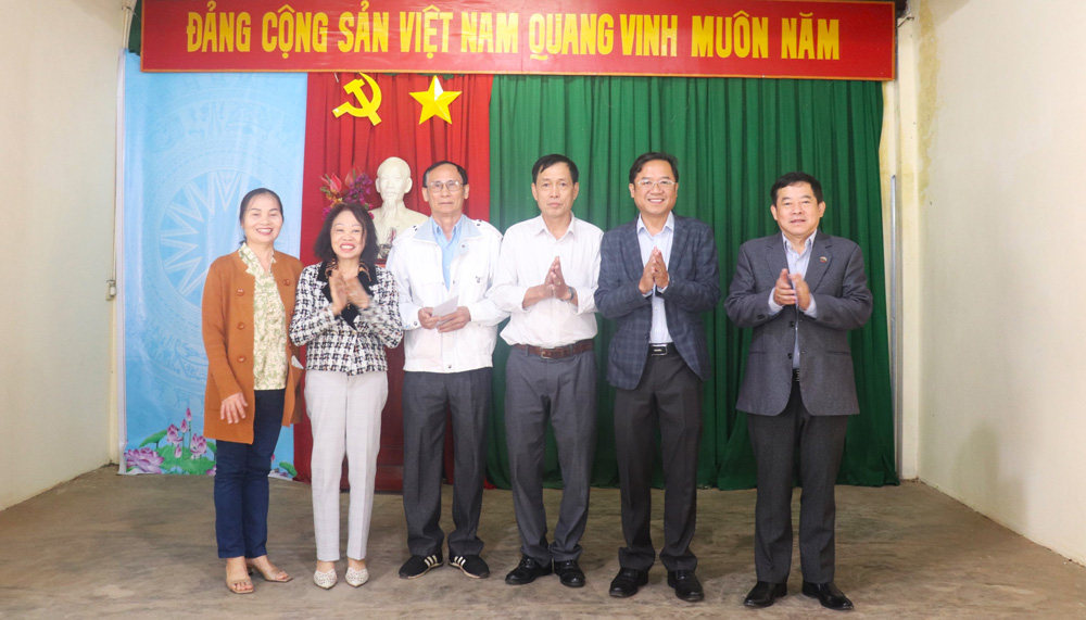 Các đồng chí Thường trực Thành ủy Bảo Lộc thăm và tặng quà cán bộ, Nhân dân Tổ dân phố 1 (phường Lộc Sơn)