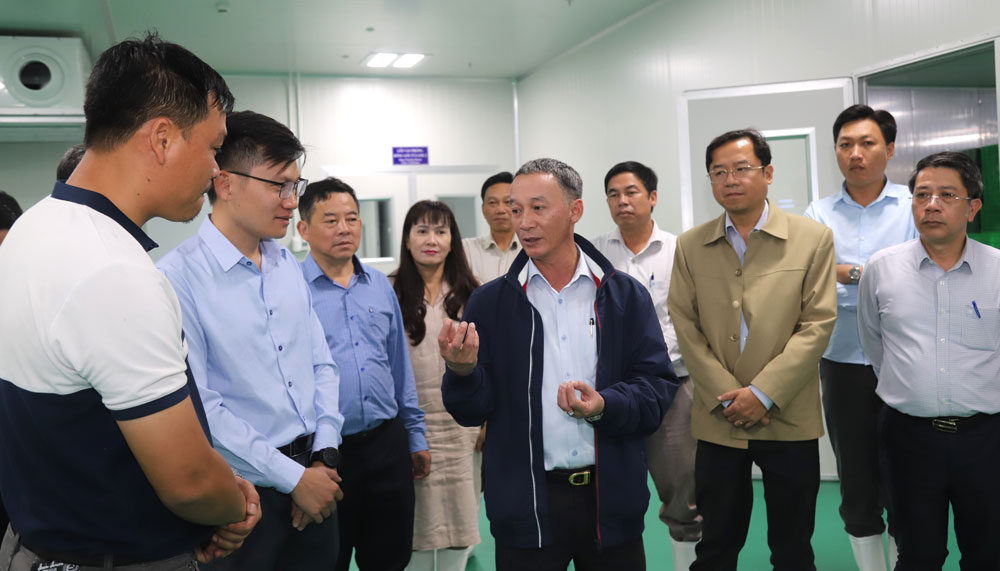 Đồng chí Trần Văn Hiệp - Chủ tịch UBND tỉnh Lâm Đồng trao đổi với lãnh đạo Công ty B’Lao Food