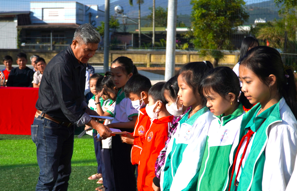 Bảo Lộc: Tổ chức giải bóng đá trao tặng học bổng cho học sinh khó khăn