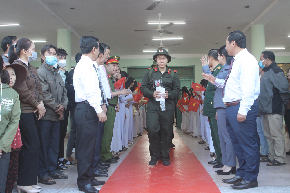 Thanh niên huyện Đạ Huoai lên đường làm nhiệm vụ Bảo vệ Tổ quốc