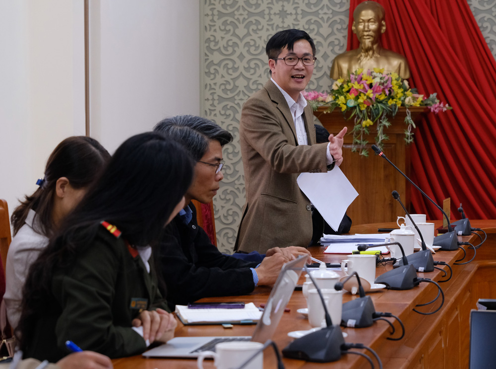 ng Võ Ngọc Minh Phát – Phó Giám đốc Ban Quản lý Dự án trả lời câu hỏi của phóng viên về Dự án nâng cấp, mở rộng đèo Prenn