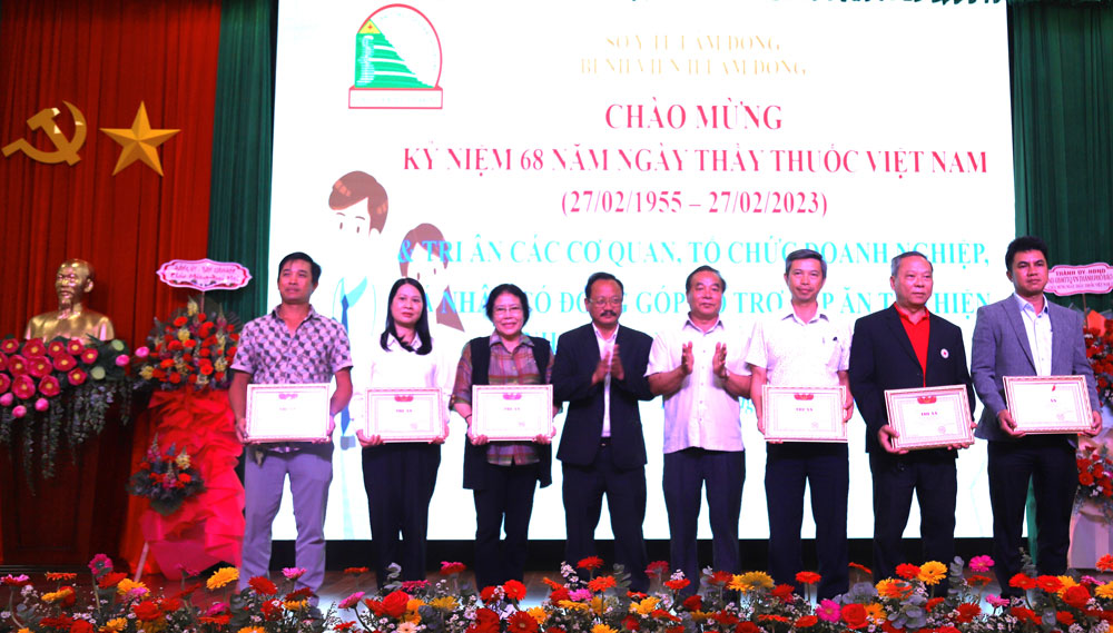 Bệnh viện II Lâm Đồng tặng giấy khen tri ân các tổ chức, cá nhân có nhiều đóng góp cho Bếp ăn từ thiện tại Bệnh viện