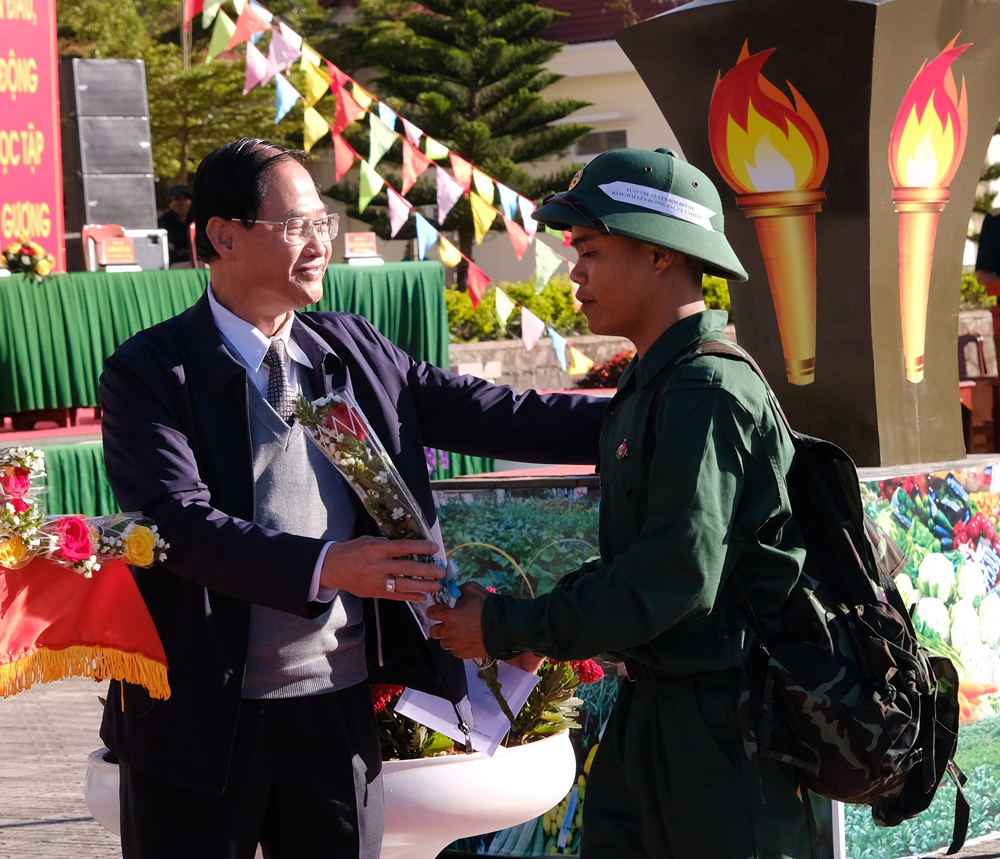 Đồng chí Nguyễn Trọng Ánh Đông – Trưởng Ban tổ chức Tỉnh ủy tặng hoa động viên tân binh 