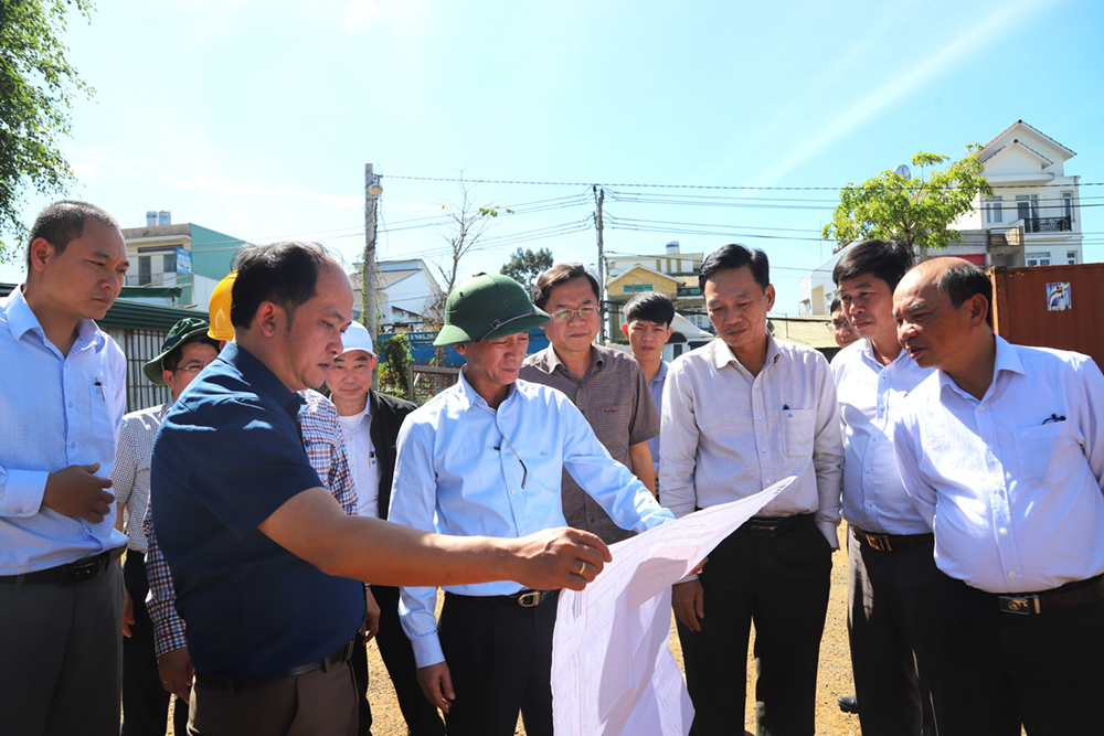 Đồng chí Trần Văn Hiệp cùng đoàn công tác kiểm tra thực tế khu quy hoạch dự án Khu đô thị B’Lao Xanh