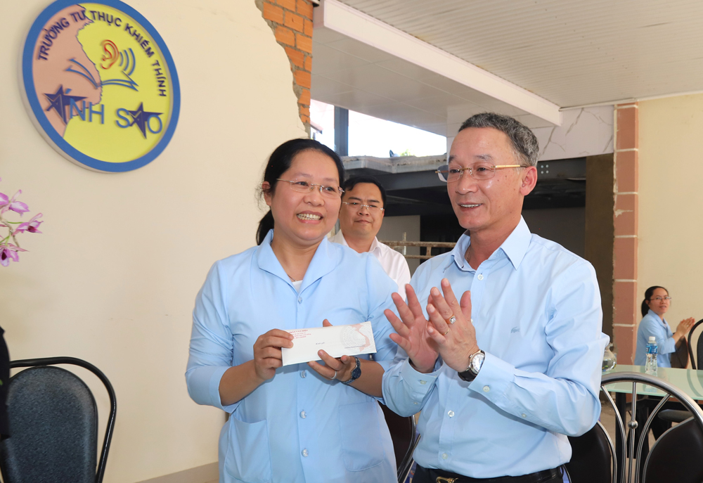 Chủ tịch UBND tỉnh Lâm Đồng trao tặng Trường Khiếm thính Ánh Sao phần quà 50 triệu đồng 