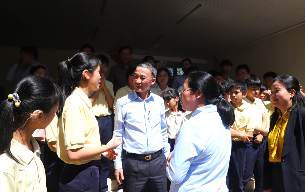 Đồng chí Trần Văn Hiệp ân cần hỏi thăm các em học sinh khiếm thính