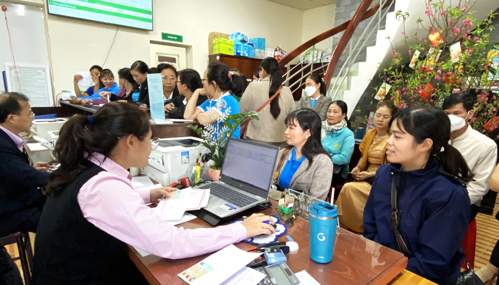 Khách hàng gửi tiền tiết kiệm chung tay vì người nghèo tại Phòng Giao dịch Ngân hàng Chính sách xã hội huyện Bảo Lâm