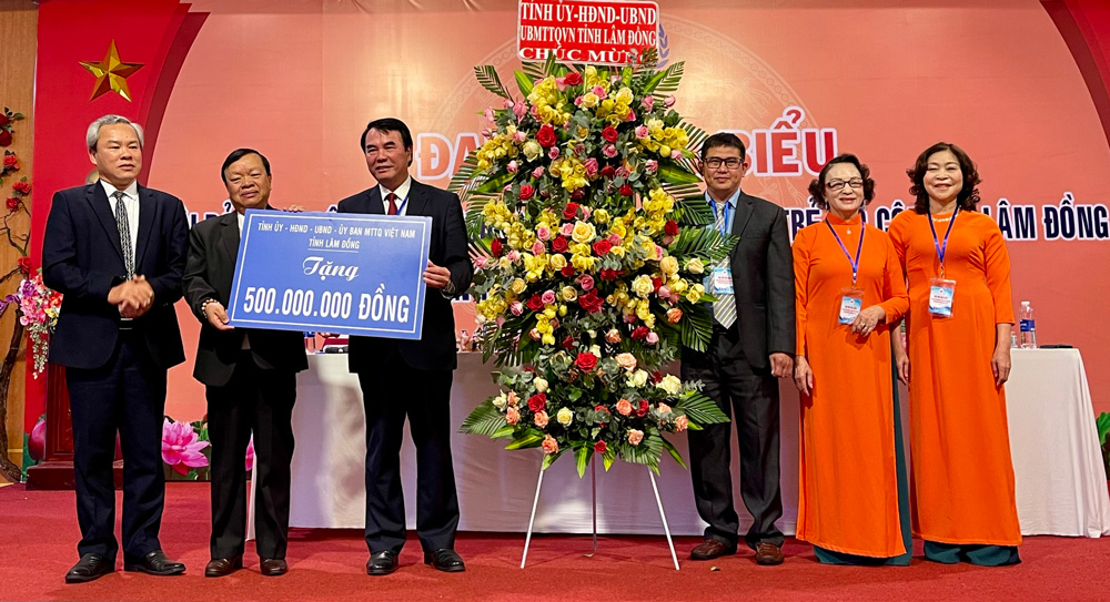Lãnh đạo tỉnh trao tặng hoa chúc mừng và 500 triệu đồng cho Hội Bảo trợ Bệnh nhân nghèo - Người tàn tật và Trẻ mồ côi Lâm Đồng