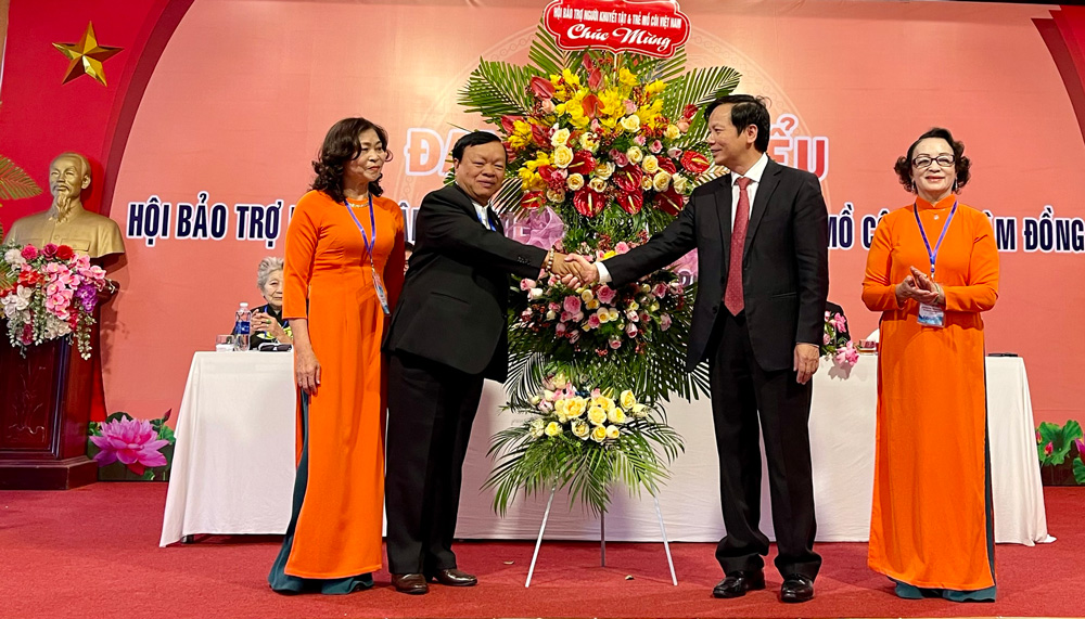 Ông Nguyễn Trọng Đàm - Chủ tịch Hội Bảo trợ Người khuyết tật và Trẻ mồ côi Việt Nam tặng lẵng hoa chúc mừng đại hội