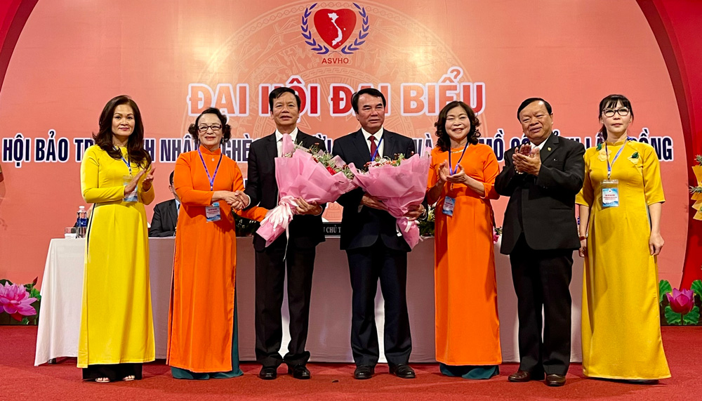 Đại hội tặng hoa tri ân lãnh đạo Trung ương và tỉnh Lâm Đồng