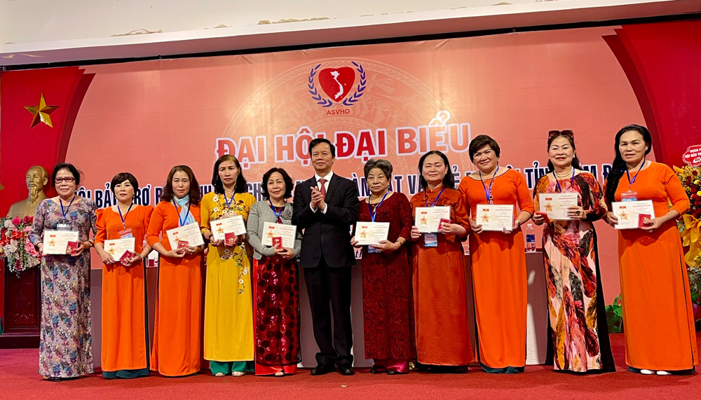 Trao tặng Kỷ niệm chương của Hội Bảo trợ Người khuyết tật và Trẻ mồ côi Việt Nam cho 72 cá nhân