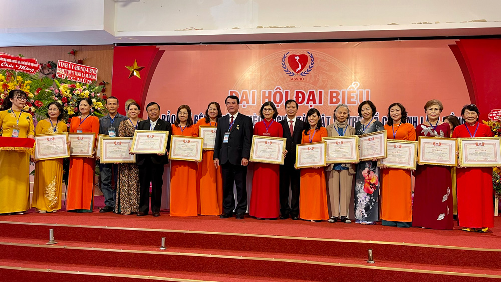 Trao tặng Bằng khen của Hội Bảo trợ Người khuyết tật và Trẻ mồ côi Việt Nam cho các tập thể và cá nhân xuất sắc
