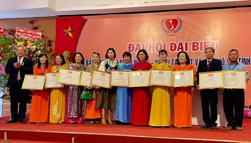 Ủy ban MTTQ Việt Nam tỉnh trao tặng Bằng khen cho các tập thể, cá nhân xuất sắc