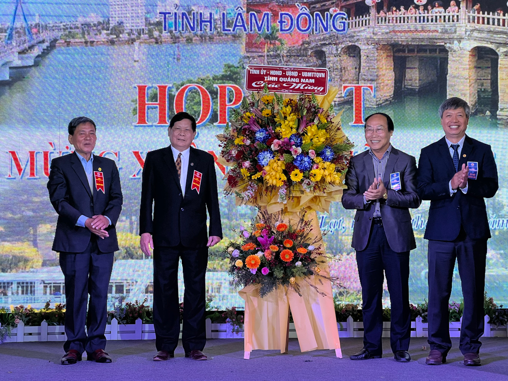 Tặng hoa chúc mừng Hội đồng hương Quảng Nam - Đà Nẵng tại Lâm Đồng