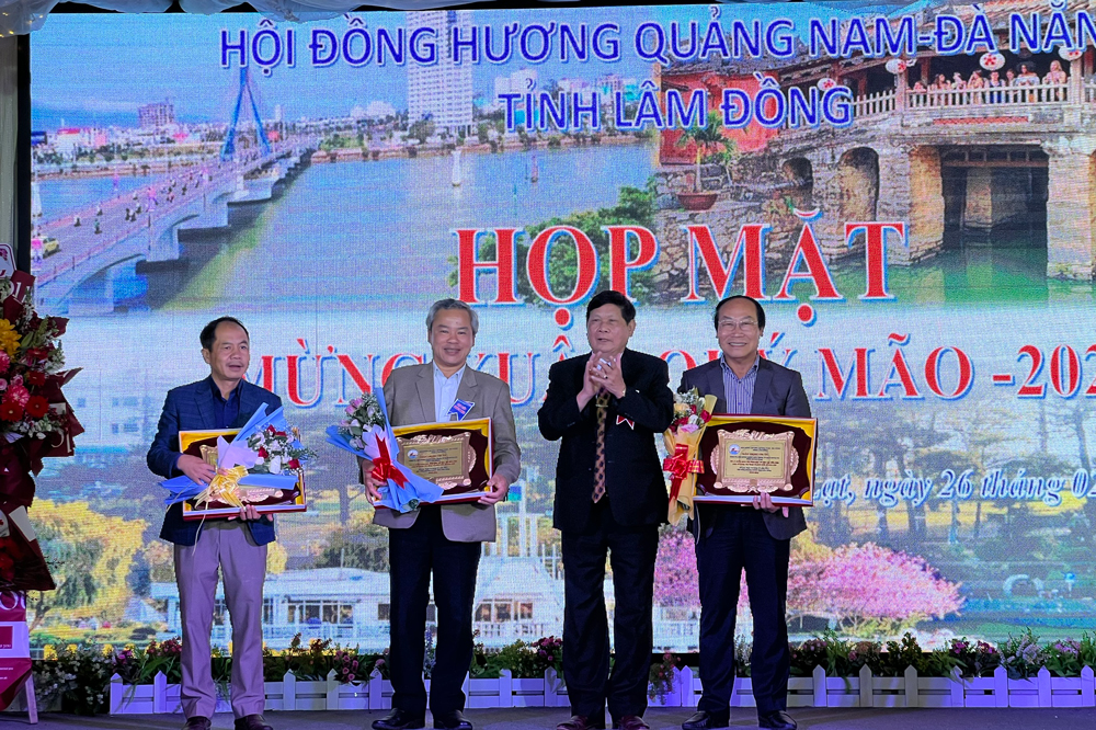 Tặng quà tri ân cho những thành viên có công lao đóng góp xây dựng và phát triển Hội đồng hương Quảng Nam - Đà Nẵng tại Lâm Đồng